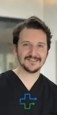 Dr. Recep, dentista especializado em estética dental, implantes, lentes de contato e reabilitação oral, com foco em funcionalidade e sorrisos naturais.