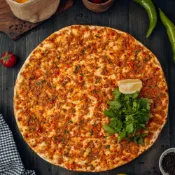 Lahmacun crocante: massa extrafina com carne temperada, finalizada com salsa fresca e limão – street food queridinha de Kadıköy.