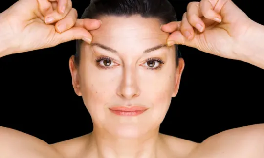 Lifting de testa (brow lift): elevação da sobrancelha e suavização de rugas frontais — imagem ilustrativa.