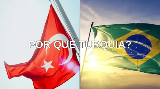 Brasileira sorrindo em frente a um ponto turístico na Turquia após cirurgia estética, representando turismo de saúde com EsteGo Clinic e Leblon Turismo.