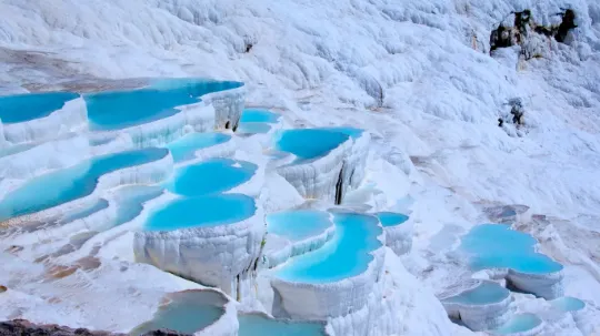 Montagem com as piscinas termais de Pamukkale, as ruínas antigas de Éfeso e o tradicional ritual dos dervixes em Konya. O roteiro percorre cenários que marcaram novelas como “Meu Lar, Meu Destino” e “Amor Proibido”, além de produções históricas. Ideal para ilustrar o circuito cultural da LeblonTurismo, que combina arqueologia, espiritualidade e televisão turca com guias em português e transporte turístico.