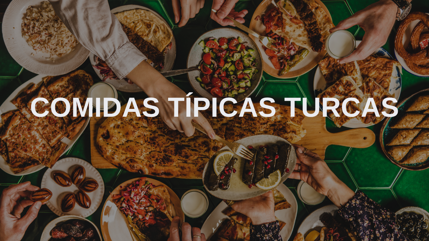 Vista aérea do Vale do Amor na Capadócia com dezenas de balões coloridos — viagem mágica pela Turquia.