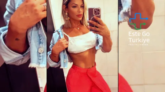 Paciente mostra resultado impressionante de lipoaspiração em clínica na Turquia.