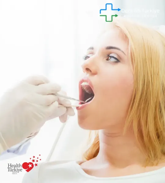 O processo geralmente começa online. O paciente envia fotos dos dentes ou uma radiografia panorâmica para a clínica.