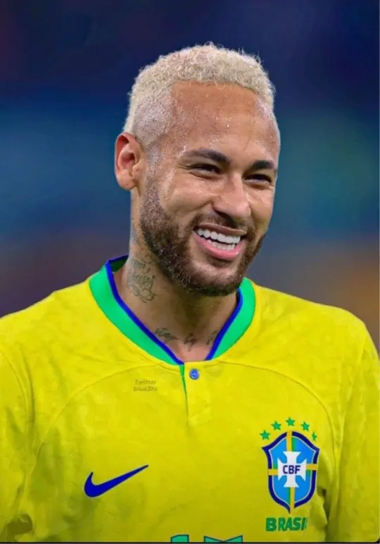 O sorriso atual de Neymar mostra alinhamento dental e clareamento profissional.