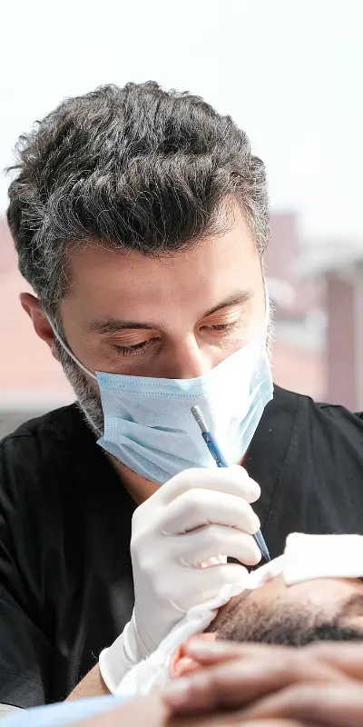 Especialista em transplante capilar moderno e seguro na Turquia.