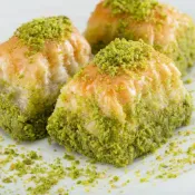 Baklava de pistache: camadas de massa filo dourada e mel brilhante; sobremesa icônica nas confeitarias históricas de Karaköy.