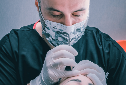 O que é uma caneta de safira para transplante capilar?