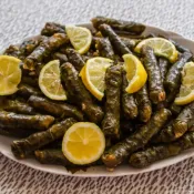 Dolma & Sarma vegetarianos: folhas de videira recheadas com arroz aromático, pinoli e especiarias – explosão de sabores anatólios.