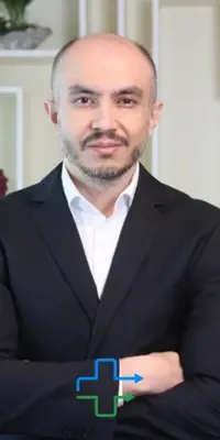 Dr. Tulga, cirurgião estético renomado, especialista em rinoplastia, lifting facial e contorno corporal com foco em resultados naturais e harmonia facial.