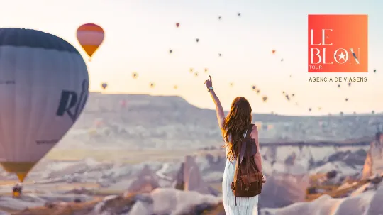 Imagem representando uma experiência de viagem personalizada na Turquia, com turistas acompanhados por guias lusófonos especializados em TV e cinema. Destaque para a combinação de roteiros como “Capadócia Dreams” e “Istambul de Novela”, pagamento em até 12x sem juros via Asaas ou Stripe em reais, e suporte 24h em português desde a reserva até o retorno ao Brasil.