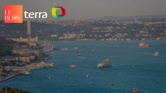 Vista aérea do Vale do Amor na Capadócia com dezenas de balões coloridos — viagem mágica pela Turquia.