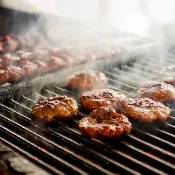 Köfte na brasa: almôndegas suculentas de cordeiro grelhadas, servidas com pimenta e pão quente ao lado da Mesquita Azul.