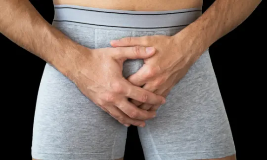 Alongamento e espessamento do pênis: ilustração médica de procedimentos urológicos para aumentar comprimento e circunferência, com foco em segurança, função e resultado natural.