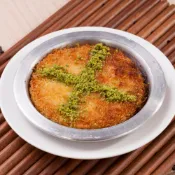 Künefe servido quente: fios de kadayıf crocantes com queijo derretido e pistache moído, perfeito para registro do “queijo puxando”.