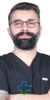 Evren, especialista em transplante capilar, com domínio das técnicas FUE, DHI e incisões com lâmina de safira, focado em resultados naturais.