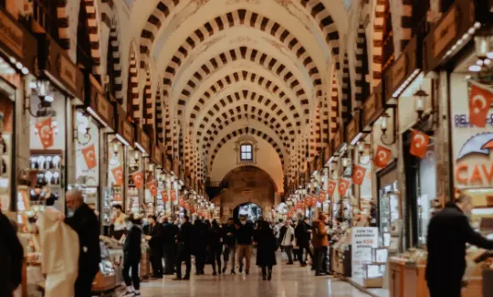 2) Perder‑se no Spice Bazaar (e achar seu cheiro favorito)