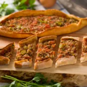 Pide no forno a lenha: embarcação de massa crocante, queijo derretido e pastirma, ideal para foto com “cheese pull” em Beşiktaş.