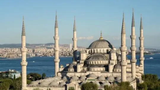 Cenários icônicos das novelas turcas: Bósforo, Ponte de Gálata, Balat e Mesquita Azul – roteiro imperdível em Istambul.