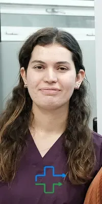 Dra. Aslı, dentista especializada em estética dental, lentes de contato, facetas e reabilitação oral, com foco em sorrisos naturais e harmonia facial.