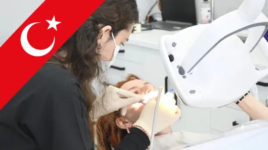 Tabela de preços de tratamentos odontológicos em clínica na Turquia, destacando custo-benefício para pacientes internacionais.